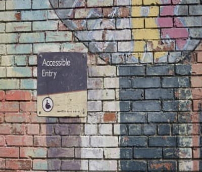 pared con cartel Accesible entry: Accesibilidad