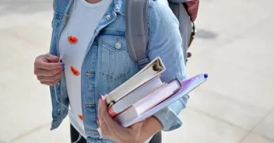 Estudiante con libros