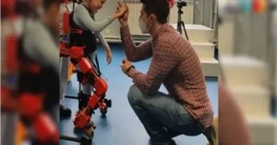 niño con exoesqueleto
