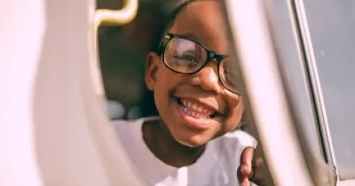 niño en la caravana solidaria