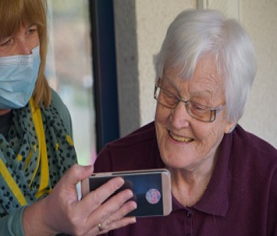 persona mayor mirando el móvil