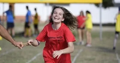 niña ciega corriendo con el deporte inclusivo