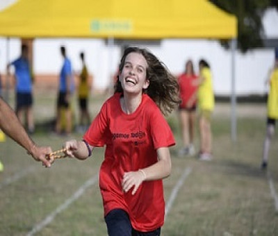 niña ciega corriendo con el deporte inclusivo