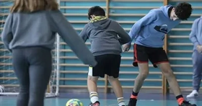 escolares practicando fútbol, en deporte inclusivo