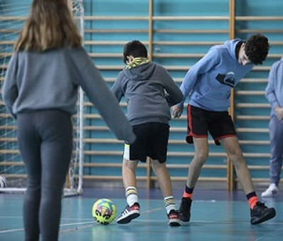 escolares practicando fútbol, en deporte inclusivo