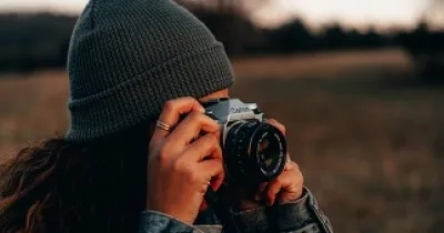 Chica haciendo una fotografía