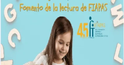 niña con sordera leyendo un libro