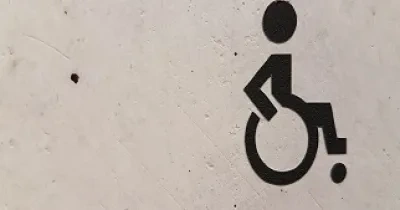 logo de persona en silla de ruedas