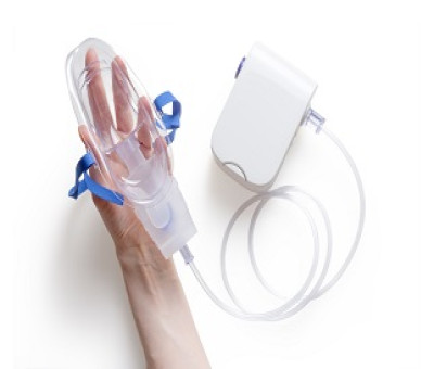 Mano de persona con Fibrosis Quística sujetando un respirador de oxigeno