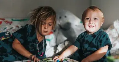 Hermanos jugando