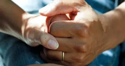 dos personas cogidas de la mano