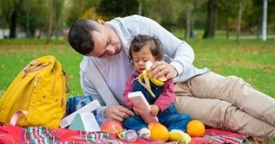 padre haciendo un picnic con su hija con síndrome de Down