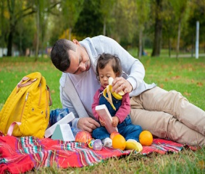 padre haciendo un picnic  con su hija con síndrome de Down