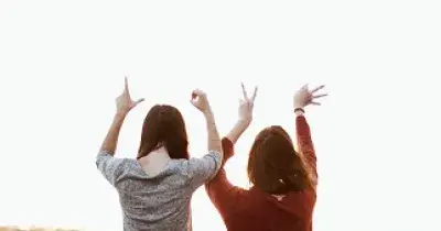 lengua de signos entre dos mujeres