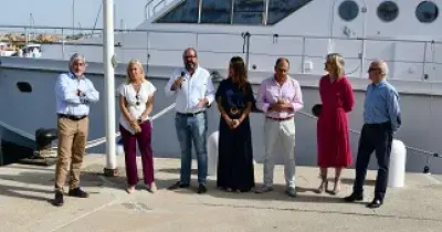 Personal del Puerto Sotogrande renovando la bandera azul