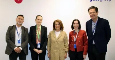 representantes de ambas empresas haciendo la foto de la firma del acuerdo de colaboración
