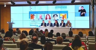 mesa redonde del evento con representantes de varia asociaciones durante la ponencia