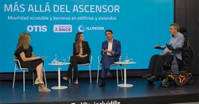 Conferencia "Más allá del ascensor" en donde aparecen 4 conferenciantes, dos mujeres y dos hombres