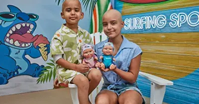 Emanuel y Candela junto a los dos nuevos Baby Pelones Stitch y Ángel, de la película Lilo y Stitch