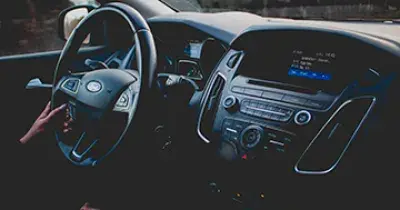 Interior de vehículo Ford donde se puede apreciar el volante y parte del salpicadero