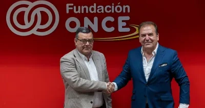 José Luis Martínez Donoso, director general de Fundación ONCE, e Isidro Fernández, CEO de Bumerania estrechándose la mano en su acuerdo de colaboración
