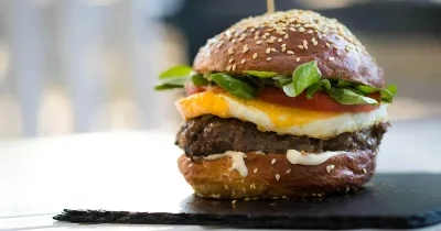 Hamburguesa de carne con lechuga, tomate y queso