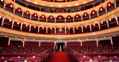 Interior de un teatro de su patio de butacas y palcos