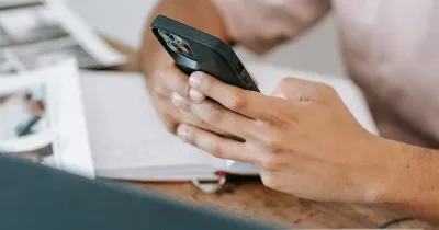 Persona utilizando un dispositivo móvil
