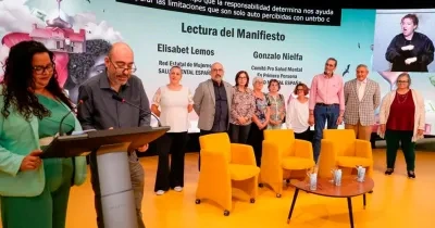 Algunos participantes en el acto leen el manifiesto