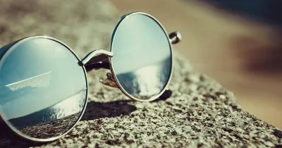 Gafas de sol apoyadas en el suelo