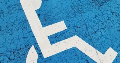Señalización en el suelo de plaza de aparcamiento PMR