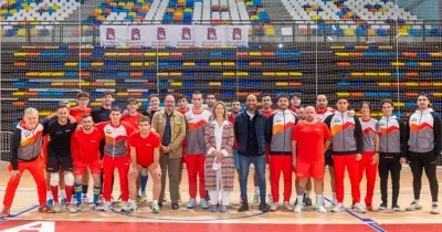 La selección española de fútbol sala para personas con discapacidad visual, junto a la alcaldesa y otras autoridades de Guadalajara