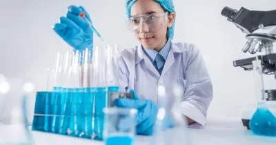 Investigadora en laboratorio con tubos de ensayo clínico