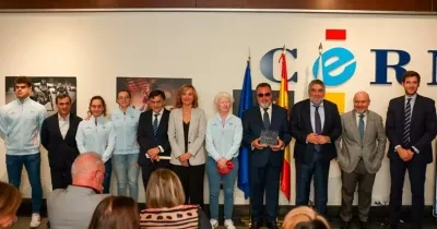 Foto de familia con los abanderados y la entrega del premio CERMI al equipo Paralímpico Español