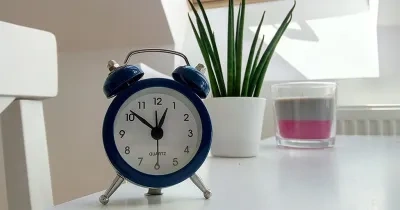 Reloj despertador sobre una mesa