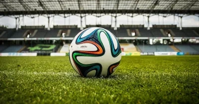 Balón de fútbol en el césped de un estadio