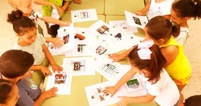 Grupo de alumnas y alumnos en clase. Foto de Escuelas Visuales y la Fundación Orange