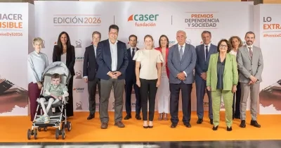 Grupo de participantes posa durante la entrega de los Premios Dependencia y Sociedad 2026 de Fundación Caser, frente al photocall del evento. En primer plano aparece una persona usuaria de silla adaptada, acompañada por representantes institucionales y entidades vinculadas al ámbito de la dependencia y la inclusión.