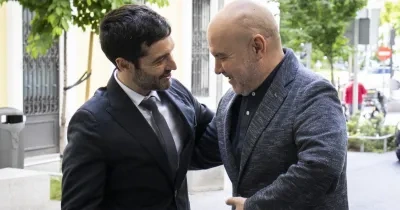 Pablo Bustinduy saludado afectuosamente a Luis Cayo Pérez en la puerta de la sede del CERMI 