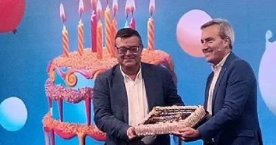 Momento de la entrega de la tarta de celebración del este 35 Aniversario de Fundación ONCE, con Alejandro Oñoro y José Luis Martínez Donoso (Fuente: Discapnet)