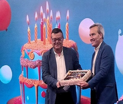 Momento de la entrega de la tarta de celebración del este 35 Aniversario de Fundación ONCE, con Alejandro Oñoro y José Luis Martínez Donoso (Fuente: Discapnet)