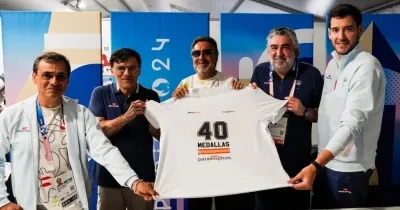 Miembros del CPE, junto a su presidente Miguel Carballeda, sosteniendo una camiseta que se puede leer "4o medallas"