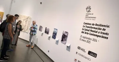 Foto de imágenes y visitantes en la exposición