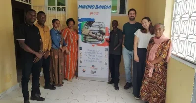 Equipo de la ONG junto a personal de Tanzania