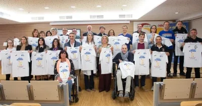Médicos, pacientes y autoridades durante la presentación de la prueba popular solidaria Foto de CSCLM