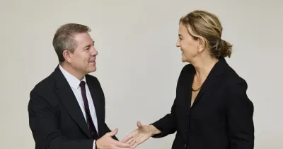 Emiliano García-Page y Flora Pérez en la sede la la fundación hoy en A Coruña 