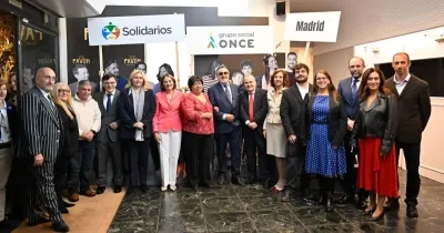 Foto de familia de los galardonados con los premios Solidarios Grupo Social ONCE Madrid 2025, junto a autoridades y responsables de Grupo 