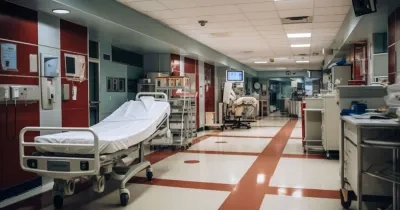 Corredor de un hospital con equipamiento médico de emergencia