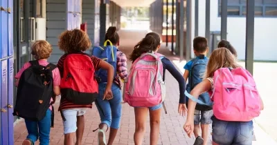 Varios alumnos se dirigen a clase