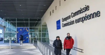 Dos personas salen del edificio de la Comisión Europea en Bruselas (Bélgica) 